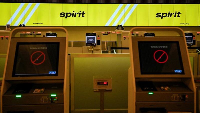 Suasana konter penyerahan bagasi mandiri Spirit Airlines di Bandara Internasional Orlando, Florida, Sabtu (2/5/2026). (REUTERS/Miguel Rodriguez)