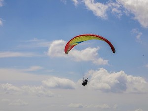 Video: Kala Parasut Paraglider Nyangkut di Tower Crane China Setinggi 60 Meter