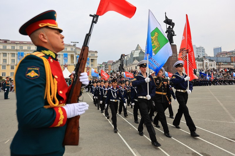 Anak-anak berpawai menjelang Hari Kemenangan di Vladivostok, Rusia, Minggu, (3/5/22026). (REUTERS/Tatiana Meel)