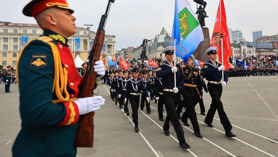 Anak-anak berpawai menjelang Hari Kemenangan di Vladivostok, Rusia, Minggu, (3/5/22026). (REUTERS/Tatiana Meel)