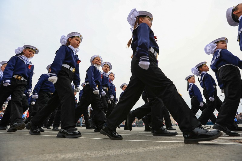 Anak-anak berpawai menjelang Hari Kemenangan di Vladivostok, Rusia, Minggu, (3/5/22026). (REUTERS/Tatiana Meel)