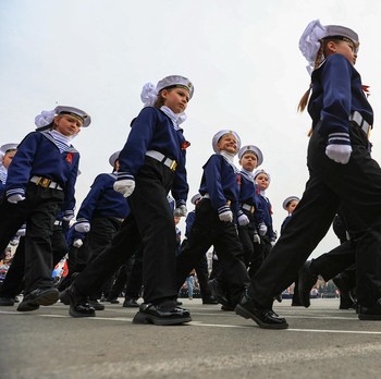 Potret Anak-Anak Ikut Parade Peringatan 81 Tahun Kemenangan atas Nazi