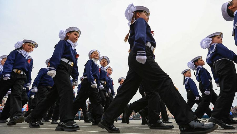 Anak-anak berpawai menjelang Hari Kemenangan di Vladivostok, Rusia, Minggu, (3/5/22026). (REUTERS/Tatiana Meel)