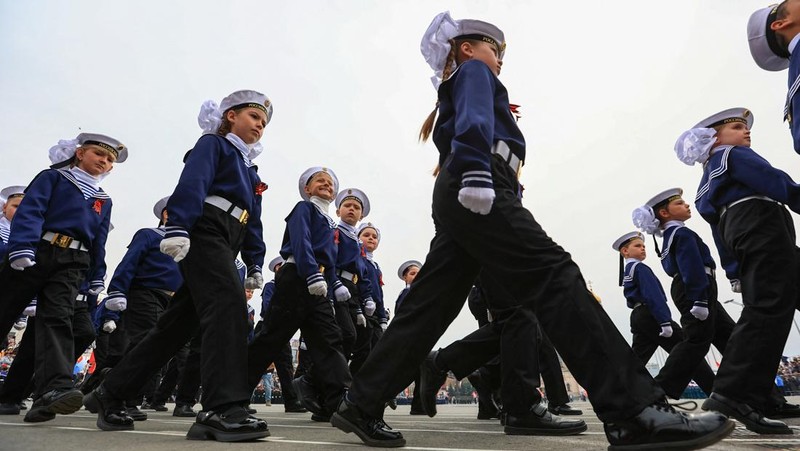 Anak-anak berpawai menjelang Hari Kemenangan di Vladivostok, Rusia, Minggu, (3/5/22026). (REUTERS/Tatiana Meel)