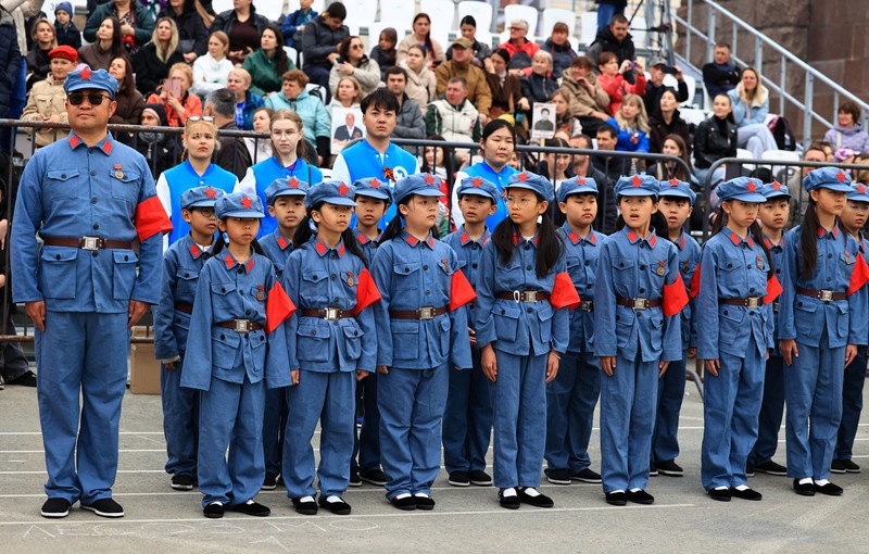 Anak-anak berpawai menjelang Hari Kemenangan di Vladivostok, Rusia, Minggu, (3/5/22026). (REUTERS/Tatiana Meel)
