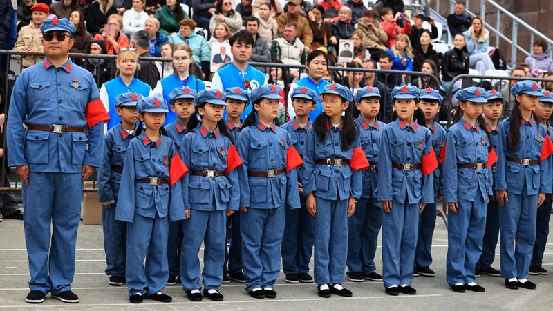 Anak-anak berpawai menjelang Hari Kemenangan di Vladivostok, Rusia, Minggu, (3/5/22026). (REUTERS/Tatiana Meel)
