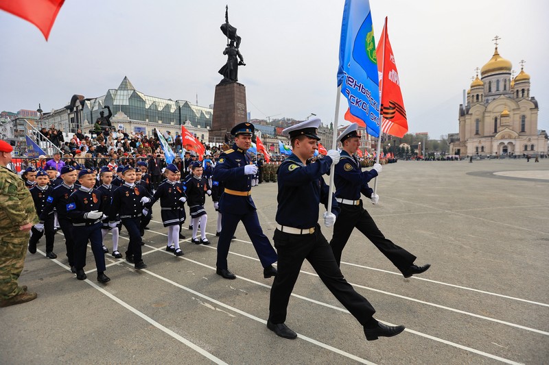 Anak-anak berpawai menjelang Hari Kemenangan di Vladivostok, Rusia, Minggu, (3/5/22026). (REUTERS/Tatiana Meel)