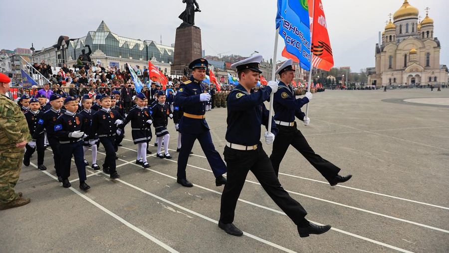 Anak-anak berpawai menjelang Hari Kemenangan di Vladivostok, Rusia, Minggu, (3/5/22026). (REUTERS/Tatiana Meel)