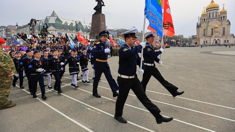 Anak-anak berpawai menjelang Hari Kemenangan di Vladivostok, Rusia, Minggu, (3/5/22026). (REUTERS/Tatiana Meel)