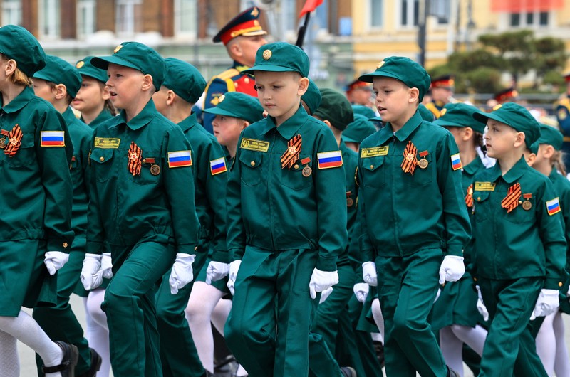 Anak-anak berpawai menjelang Hari Kemenangan di Vladivostok, Rusia, Minggu, (3/5/22026). (REUTERS/Tatiana Meel)