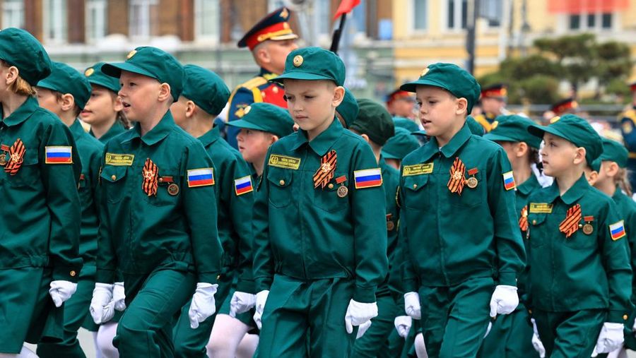 Anak-anak berpawai menjelang Hari Kemenangan di Vladivostok, Rusia, Minggu, (3/5/22026). (REUTERS/Tatiana Meel)