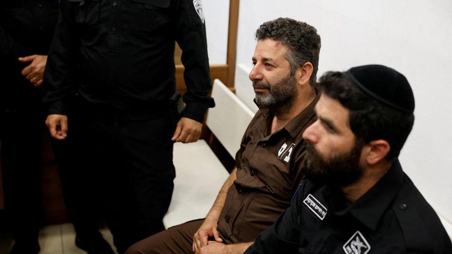 Anggota aktivis Global Sumud Flotilla yang ditahan oleh Israel, duduk di pengadilan hakim untuk sidang perpanjangan penahanan di Ashkelon, Israel, Minggu (3/5/2026). (REUTERS/Amir Cohen)
