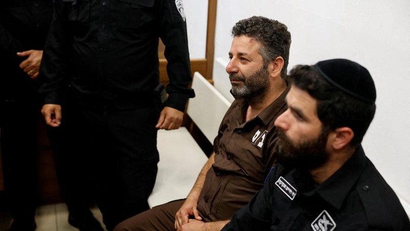 Anggota aktivis Global Sumud Flotilla yang ditahan oleh Israel, duduk di pengadilan hakim untuk sidang perpanjangan penahanan di Ashkelon, Israel, Minggu (3/5/2026). (REUTERS/Amir Cohen)