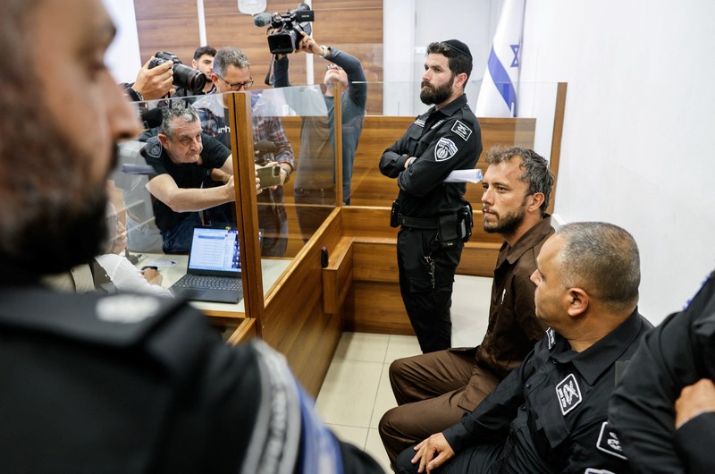 Anggota aktivis Global Sumud Flotilla yang ditahan oleh Israel di pengadilan hakim untuk sidang perpanjangan penahanan di Ashkelon, Israel, Minggu (3/5/2026). (AFP/ILIA YEFIMOVICH)