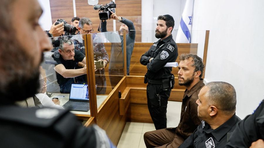 Anggota aktivis Global Sumud Flotilla yang ditahan oleh Israel, duduk di pengadilan hakim untuk sidang perpanjangan penahanan di Ashkelon, Israel, Minggu (3/5/2026). (REUTERS/Amir Cohen)