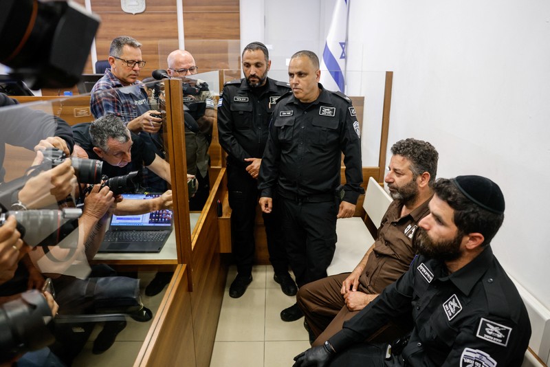 Anggota aktivis Global Sumud Flotilla yang ditahan oleh Israel di pengadilan hakim untuk sidang perpanjangan penahanan di Ashkelon, Israel, Minggu (3/5/2026). (AFP/ILIA YEFIMOVICH)