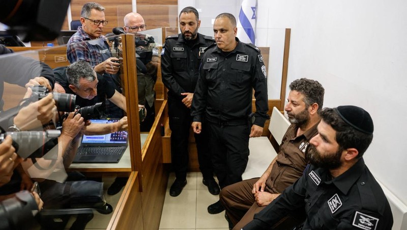 Anggota aktivis Global Sumud Flotilla yang ditahan oleh Israel, duduk di pengadilan hakim untuk sidang perpanjangan penahanan di Ashkelon, Israel, Minggu (3/5/2026). (REUTERS/Amir Cohen)
