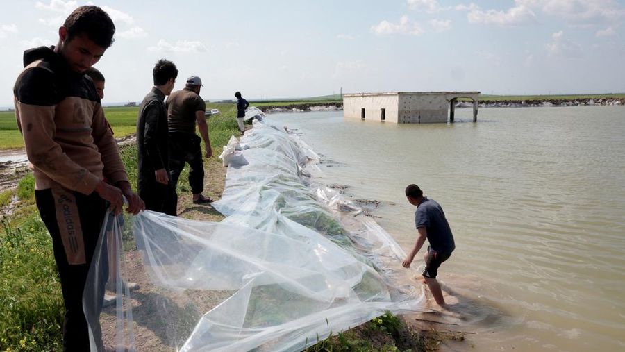 Banjir rendam sebuah desa di Aleppo, Suriah. (REUTERS/Mahmoud Hassano)