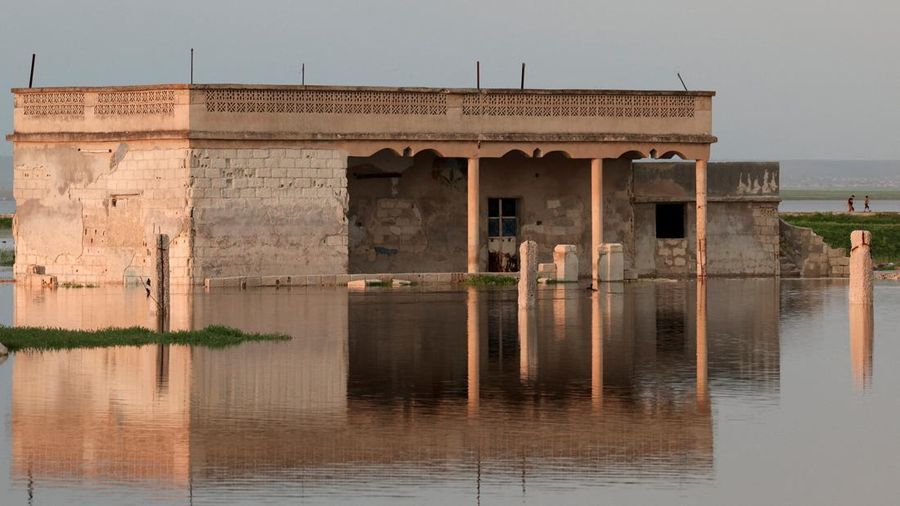 Banjir rendam sebuah desa di Aleppo, Suriah. (REUTERS/Mahmoud Hassano)