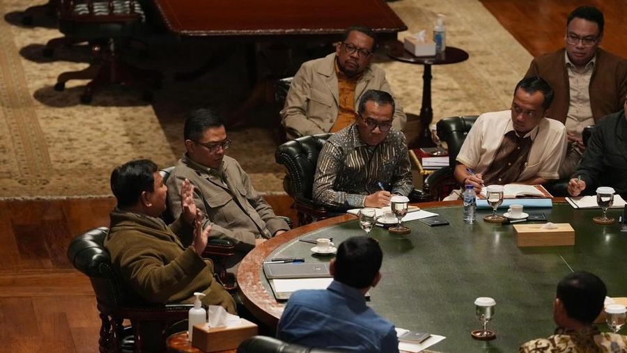 Presiden melangsungkan rapat terbatas di Hambalang, Bogor, bersama sejumlah anggota Kabinet Merah Putih. (Instagram/presidenrepublikindonesia)