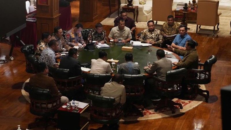Presiden melangsungkan rapat terbatas di Hambalang, Bogor, bersama sejumlah anggota Kabinet Merah Putih. (Instagram/presidenrepublikindonesia)