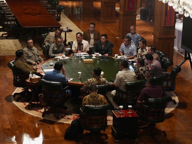 Presiden melangsungkan rapat terbatas di Hambalang, Bogor, bersama sejumlah anggota Kabinet Merah Putih. (Instagram/presidenrepublikindonesia)