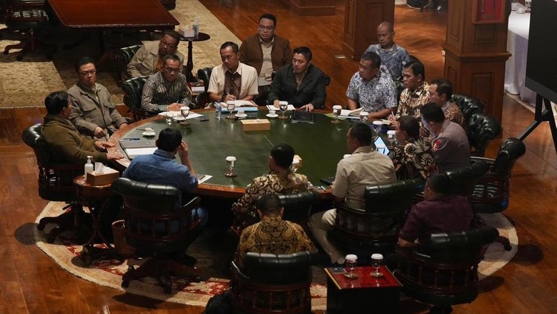 Presiden melangsungkan rapat terbatas di Hambalang, Bogor, bersama sejumlah anggota Kabinet Merah Putih. (Instagram/presidenrepublikindonesia)