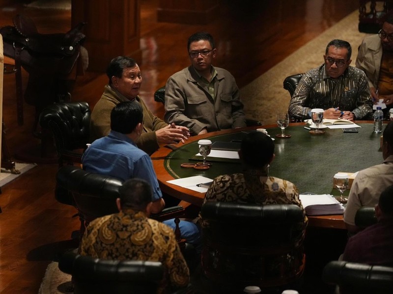 Presiden melangsungkan rapat terbatas di Hambalang, Bogor, bersama sejumlah anggota Kabinet Merah Putih. (Instagram/presidenrepublikindonesia)