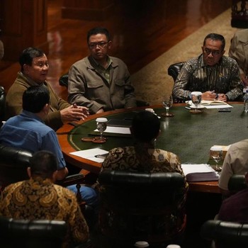 Presiden melangsungkan rapat terbatas di Hambalang, Bogor, bersama sejumlah anggota Kabinet Merah Putih. (Instagram/presidenrepublikindonesia)