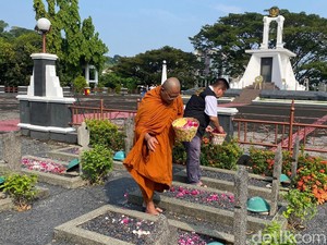 Umat Buddha Tabur Bunga-Bersihkan Taman Makam Pahlawan Semarang Jelang Waisak