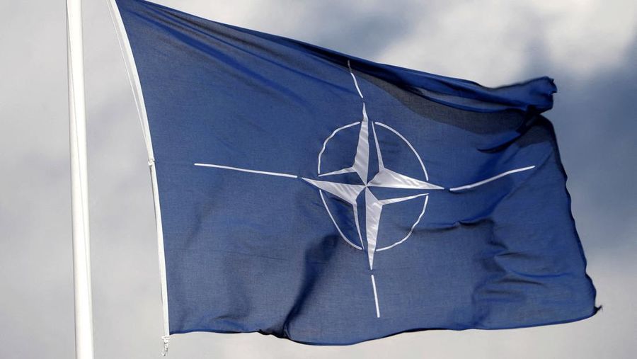 Bendera NATO berkibar di pangkalan militer Tapa, Estonia, 30 April 2023. (REUTERS/Ints Kalnins/File Foto)