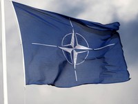 Bendera NATO berkibar di pangkalan militer Tapa, Estonia, 30 April 2023. (REUTERS/Ints Kalnins/File Foto)