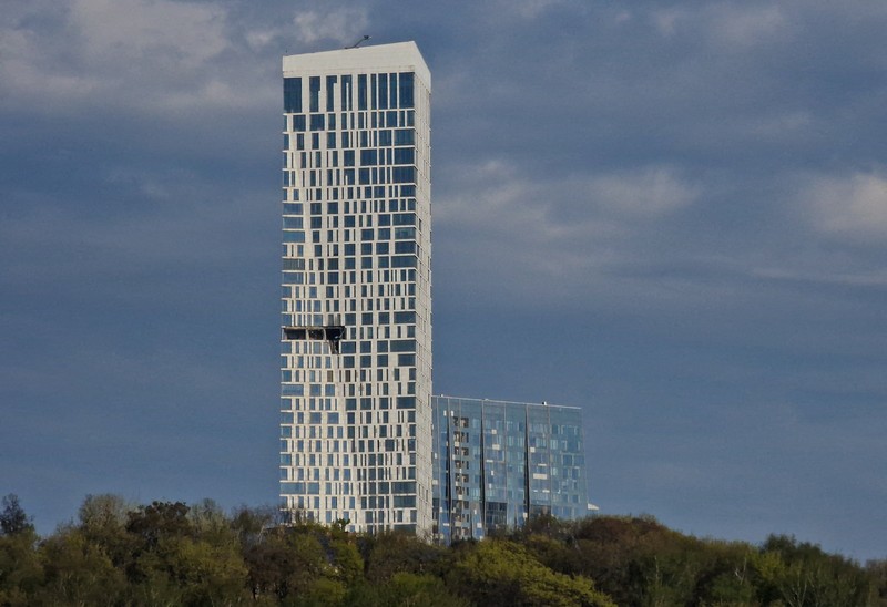 Fasad gedung pencakar langit yang rusak akibat serangan pesawat tak berawak, di tengah konflik Rusia-Ukraina, di Moskow, Rusia, 4 Mei 2026. (REUTERS/Stringer)