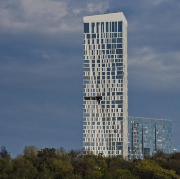 Fasad gedung pencakar langit yang rusak akibat serangan pesawat tak berawak, di tengah konflik Rusia-Ukraina, di Moskow, Rusia, 4 Mei 2026. (REUTERS/Stringer)