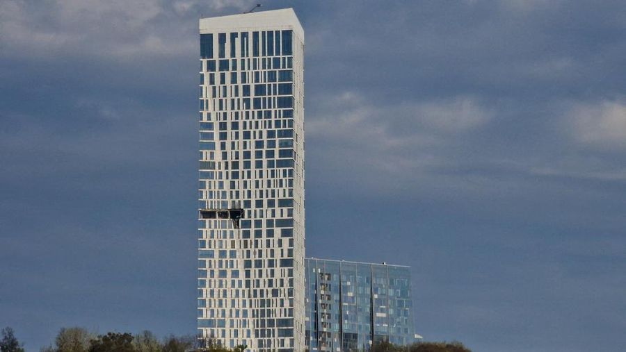 Fasad gedung pencakar langit yang rusak akibat serangan pesawat tak berawak, di tengah konflik Rusia-Ukraina, di Moskow, Rusia, 4 Mei 2026. (REUTERS/Stringer)