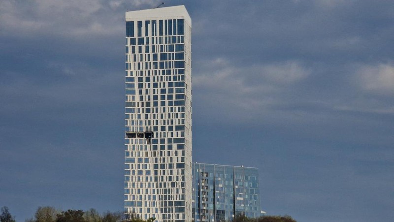 Fasad gedung pencakar langit yang rusak akibat serangan pesawat tak berawak, di tengah konflik Rusia-Ukraina, di Moskow, Rusia, 4 Mei 2026. (REUTERS/Stringer)