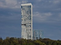 Fasad gedung pencakar langit yang rusak akibat serangan pesawat tak berawak, di tengah konflik Rusia-Ukraina, di Moskow, Rusia, 4 Mei 2026. (REUTERS/Stringer)