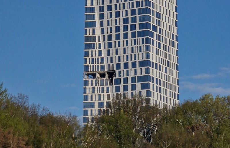 Fasad gedung pencakar langit yang rusak akibat serangan pesawat tak berawak, di tengah konflik Rusia-Ukraina, di Moskow, Rusia, 4 Mei 2026. (REUTERS/Stringer)
