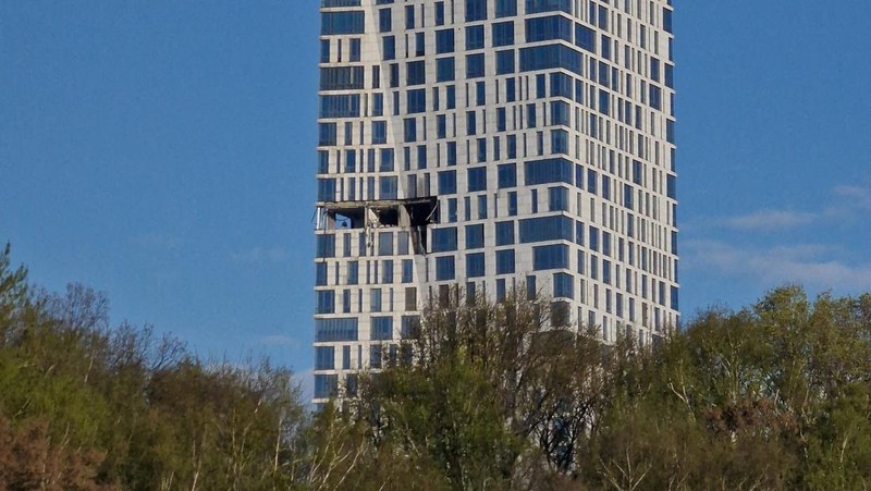 Fasad gedung pencakar langit yang rusak akibat serangan pesawat tak berawak, di tengah konflik Rusia-Ukraina, di Moskow, Rusia, 4 Mei 2026.