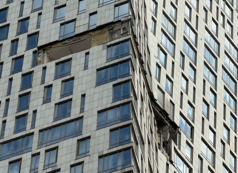 Fasad gedung pencakar langit yang rusak akibat serangan pesawat tak berawak, di tengah konflik Rusia-Ukraina, di Moskow, Rusia, 4 Mei 2026. (REUTERS/Stringer)