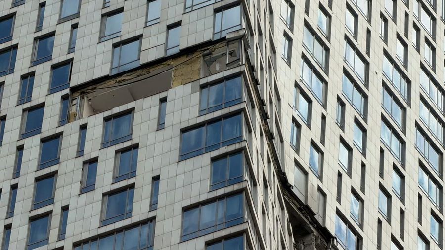 Fasad gedung pencakar langit yang rusak akibat serangan pesawat tak berawak, di tengah konflik Rusia-Ukraina, di Moskow, Rusia, 4 Mei 2026.