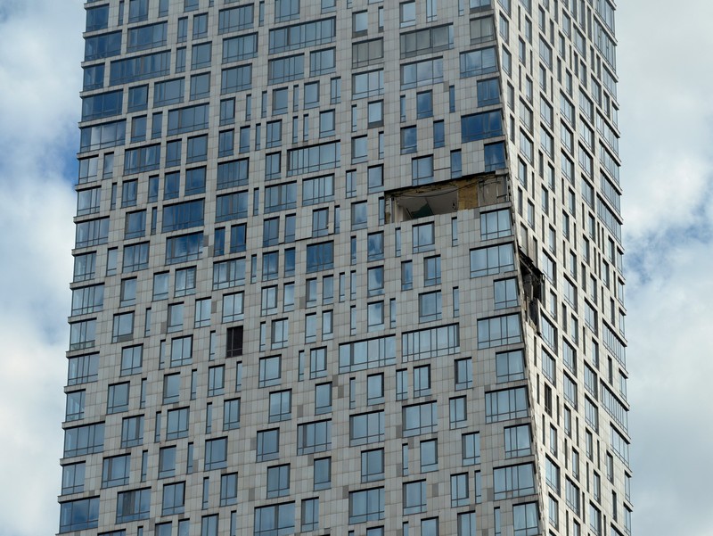 Fasad gedung pencakar langit yang rusak akibat serangan pesawat tak berawak, di tengah konflik Rusia-Ukraina, di Moskow, Rusia, 4 Mei 2026. (REUTERS/Stringer)