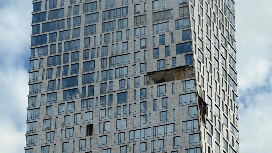 Fasad gedung pencakar langit yang rusak akibat serangan pesawat tak berawak, di tengah konflik Rusia-Ukraina, di Moskow, Rusia, 4 Mei 2026.