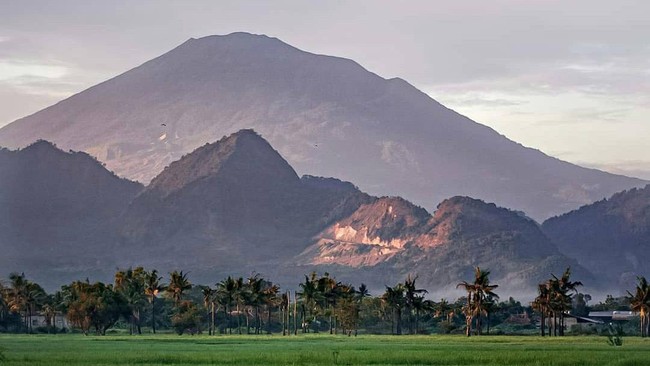 Tanda Gempa Besar Ditemukan di Gunung Ciremai, Tanah Terbalik