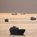 Kapal dan tanker di Selat Hormuz di lepas pantai Musandam, Oman, Senin (4/5/2026). (REUTERS/Stringer)
