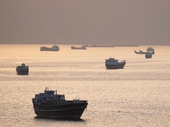 Kapal dan tanker di Selat Hormuz di lepas pantai Musandam, Oman, Senin (4/5/2026). (REUTERS/Stringer)