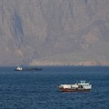Kapal dan tanker di Selat Hormuz di lepas pantai Musandam, Oman, Senin (4/5/2026). (REUTERS/Stringer)