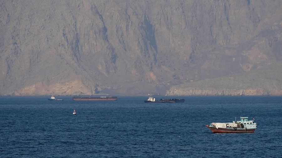 Kapal dan tanker di Selat Hormuz di lepas pantai Musandam, Oman, Senin (4/5/2026). (REUTERS/Stringer)