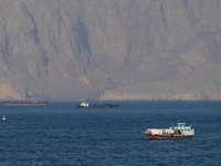 Kapal dan tanker di Selat Hormuz di lepas pantai Musandam, Oman, Senin (4/5/2026). (REUTERS/Stringer)