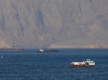 Kapal dan tanker di Selat Hormuz di lepas pantai Musandam, Oman, Senin (4/5/2026). (REUTERS/Stringer)